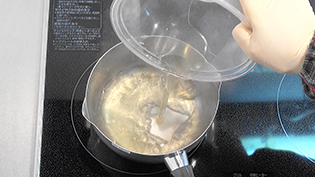 煮汁を鍋に戻す