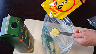 砂糖(大さじ1)、塩(大さじ1)、粉からし(大さじ2)をすべて入れる。