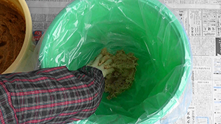容器の底に酒粕を2cm厚さに敷く