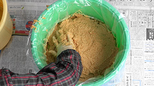 繰り返して最後は酒粕でふたをする