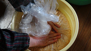 袋の空気を抜き輪ゴムで口を縛る