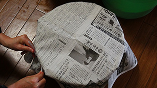 新聞紙をかけ冷暗所に置いて熟成させる