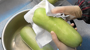 奈良漬けの作り方:瓜を洗って水気をふいておく