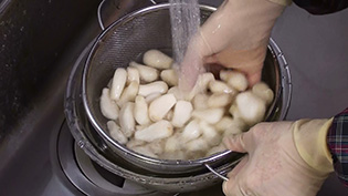 土付きらっきょうの簡単漬けレシピ:水洗いしてザルにあげる