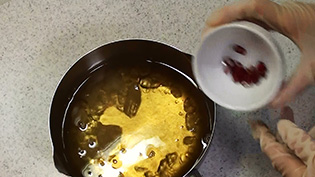おいしい自家製甘酢のレシピ:小口切りにした赤唐辛子を入れる