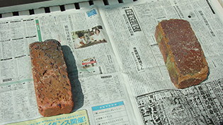 ザルの下にレンガを置いて風が通るようにする