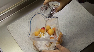カビ防止のため焼酎を入れる