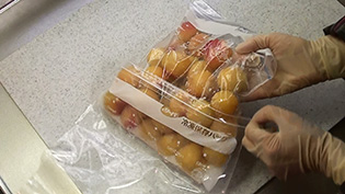 梅酢がこぼれ出ないようにもう一枚のジップロックに入れる