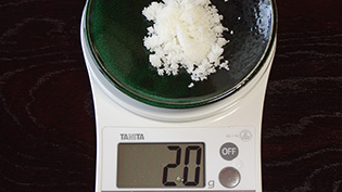 しその葉の重さの20%の塩を用意する