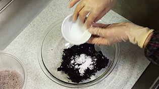 残った塩をしそに振る