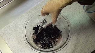 もんだしそに梅酢を加える