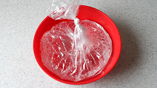 厚手のビニール袋に水を入れて重石代わりにする