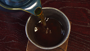 熱い番茶を八分目ほど注いでよくかき混ぜる