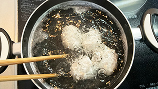 中火〜強火でゆっくりとかき混ぜながら7分茹でている