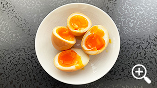 半分に切って皿に盛った味玉