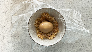 真ん中に汁気をふいた味玉を1個のせている