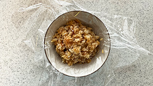 卵が見えなくなるように1/4のご飯をかぶせている