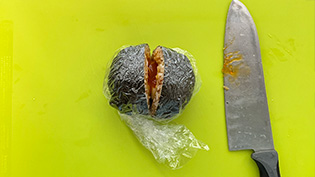 ラップごと包丁で半分に切った