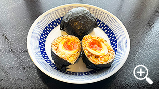 爆弾のような味玉おにぎり