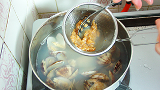 味噌を溶き入れ、ひと煮立ちしたら火を止める