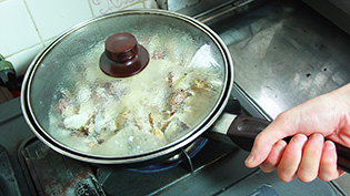 ふたをして、またアサリの口が開くまでさらに煮ている