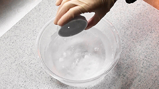 あさりの砂抜き方法:海水と同じ濃度の塩水を作る