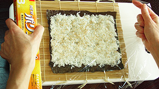 ラップをかけ、軽く押さえている
