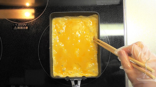大きな気泡を箸でつぶして空気を抜く