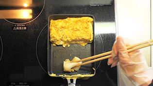 卵焼きを奥に移動させ、手前にも油を塗る