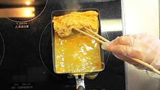 卵焼きの下にも卵を流し入れる