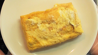 卵を皿に移し、冷ます