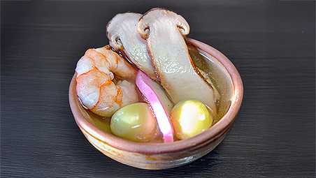 芳醇な香りとおだしが美味しい松茸の土瓶蒸し