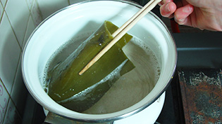 鍋に水を張り、昆布を入れて中火にかけている