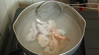 ささみとエビを熱湯でサッとゆでている
