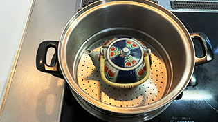 急須に蓋をして蒸気の上がった蒸し器に入れて10分蒸している
