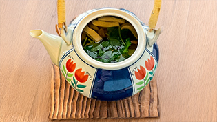 三つ葉を入れてフタをし、すだちを添える