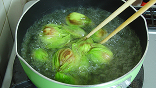 ふきのとうを熱湯で1〜2分ほど茹でる
