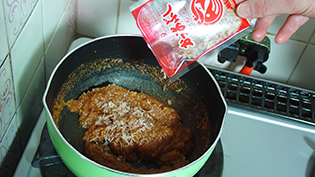 かつお節を加える