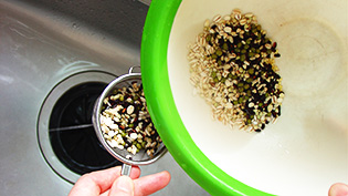 雑穀をボウルに入れて軽く水洗いし、茶こし器など目の細かいザルにあげて水気をきっている