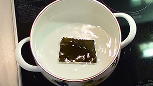昆布を500mlの水につけ、火にかける