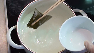 沸騰直前になったら昆布を取り出す