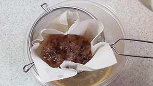 キッチンペーパーでかつお節を絞らず濾す