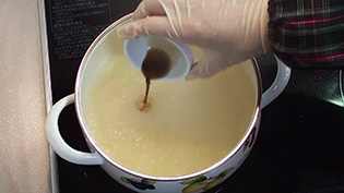 再度火にかけ、塩と薄口醤油で味付けする