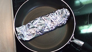 フライパンに置いて中火で2〜3分蒸し焼きする