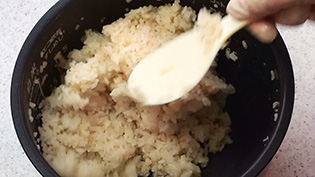 炊き立てのご飯にたれをかけて混ぜる