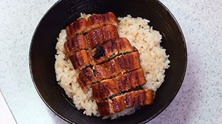 お茶碗にご飯を盛って、うなぎ1/2をのせる