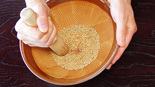 すり鉢で胡麻をすっている