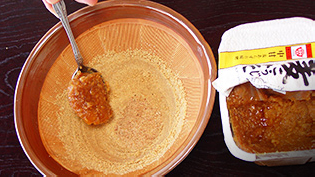 麦味噌を加えて混ぜ合わせている