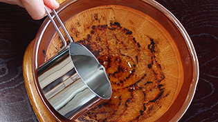 熱湯を入れて味噌を溶いている