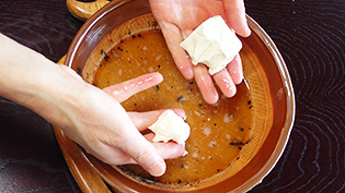 ほぐしたアジの身を入れ、豆腐を細かくほぐして入れている